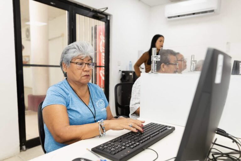 Fortalecen DIF Matamoros y Oxxo habilidades digitales de los adultos mayores con taller de computación